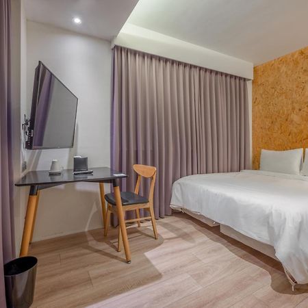 Light Hostel - Tainan Zewnętrze zdjęcie